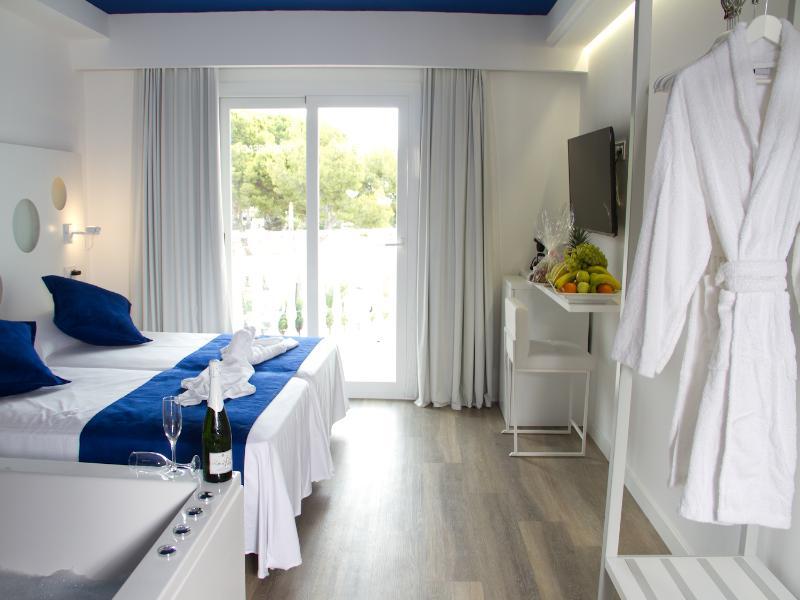 Apartamentos Triton Cala Ratjada  Exterior photo